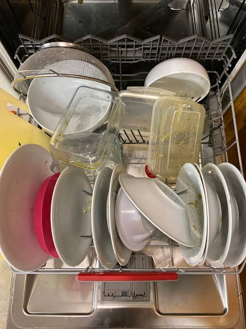 صحون متسخة داخل غسالة صحون لا تنظف جيداً في الدمام - dirty dishes inside a dishwasher that is not cleaning properly