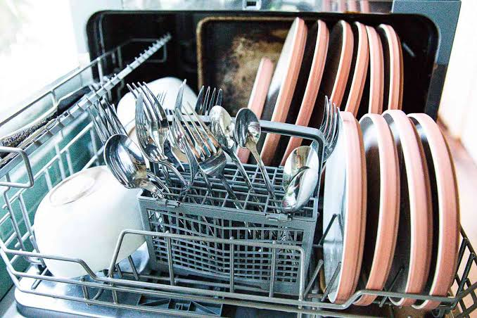 أدوات وصحون نظيفة داخل غسالة الصحون بعد التنظيف العميق والصيانة - clean cutlery and dishes after dishwasher deep cleaning service