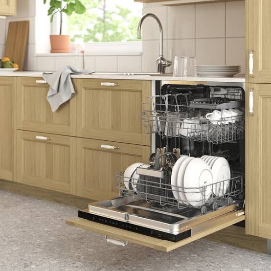 غسالة صحون مدمجة مفتوحة داخل مطبخ منزل بالدمام بعد التركيب والصيانة - built-in dishwasher installed in a Dammam kitchen